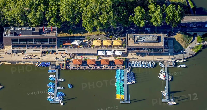 Aerial view, gastronomy at the Aasee, AASEE-AKTIV boats, sailing school Overschmidt, Pluggendorf, Münster, Münsterland, North Rhine-Westphalia, Germany, A2 am See, Aaseeterrassen, DE, Europe, Klartext-Verlag, aerial view, aerial photography, aerial photography, Münster from above, Münsterbuch, Ristorante Il DiVino, lake, overview, bird's eye view, birds-eyes view, overview