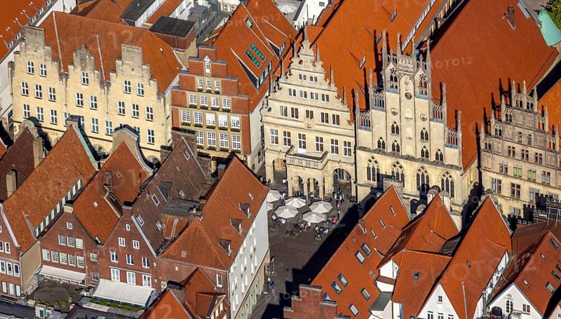 Aerial view, Prinzipalmarkt, historic town hall, overwater, Münster, Münsterland, North Rhine-Westphalia, Germany, old town, outdoor catering, authority, DE, Europe, gabled houses, main market, Klartext-Verlag, aerial photograph, aerial photography, aerial photography, Münster from above, Münster book, town hall, sight, city administration, street, overview, administrative area, bird's eye view, birds-eyes view, historical, overview, red roofs