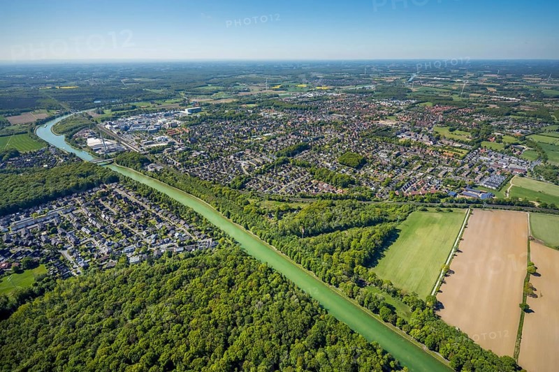 Aerial view, Hiltrup Canal Island, BASF Coatings plant site, Dortmund-Ems Canal, Dortmund-Ems Canal - Old Arm, view of Hiltrup, Hiltrup Lake, Münster, Münsterland, North Rhine-Westphalia, Germany, chemical plant, DE, railway bridge, Europe, river, commercial enterprises, industrial estate, industrial park, commercial location, commercial use, Glasuritstraße, industrial plants, industrial area, industrial location, aerial view, aerial photography, aerial photography, aerial view Lodden, lake, overview, bird's-eye view, overview