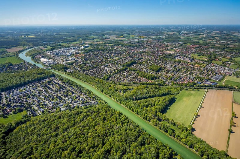 Aerial view, Hiltrup Canal Island, BASF Coatings plant site, Dortmund-Ems Canal, Dortmund-Ems Canal - Old Arm, view of Hiltrup, Hiltrup Lake, Münster, Münsterland, North Rhine-Westphalia, Germany, chemical plant, DE, railway bridge, Europe, river, commercial enterprises, industrial estate, industrial park, commercial location, commercial use, Glasuritstraße, industrial plants, industrial area, industrial location, aerial view, aerial photography, aerial photography, aerial view Lodden, lake, overview, bird's-eye view, overview