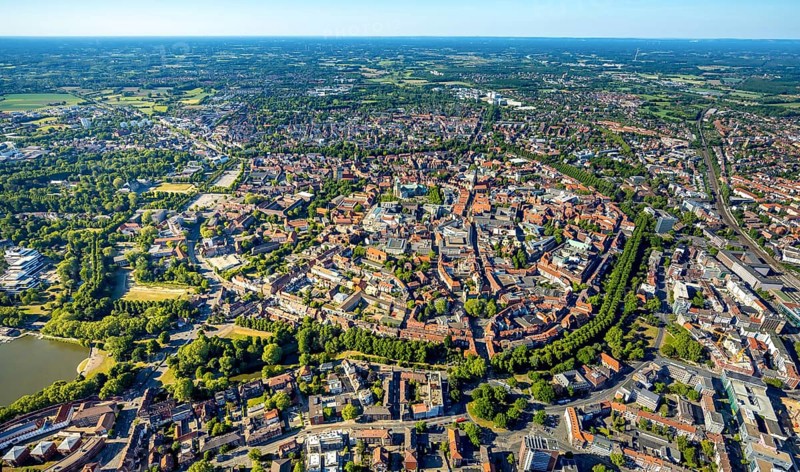 Aerial view, Old Town, Promenadenring, St Paul's Cathedral, Cathedral SquarePaulus-Dom, Domplatz, catholic Liebfrauen-Überwasserkirche, catholic St. Lamberti-Kirche, St. Martini-Kirche, theatre Münster, castle Münster, Josef, Münster, Münsterland, North Rhine-Westphalia, Germany, DE, Europe, green trees, courtyard, Klartext-Verlag, aerial view, aerial photography, aerial photography, Münster from above, Münsterbuch, ring of green trees, castle, castle grounds, castle garden, castle park, sight, overview, bird's-eye view, overview