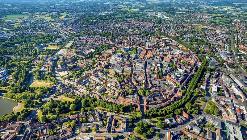 Aerial view, Old Town, Promenadenring, St Paul's Cathedral, Cathedral SquarePaulus-Dom, Domplatz, catholic Liebfrauen-Überwasserkirche, catholic St. Lamberti-Kirche, St. Martini-Kirche, theatre Münster, castle Münster, Josef, Münster, Münsterland, North Rhine-Westphalia, Germany, DE, Europe, green trees, courtyard, Klartext-Verlag, aerial view, aerial photography, aerial photography, Münster from above, Münsterbuch, ring of green trees, castle, castle grounds, castle garden, castle park, sight, overview, bird's-eye view, overview