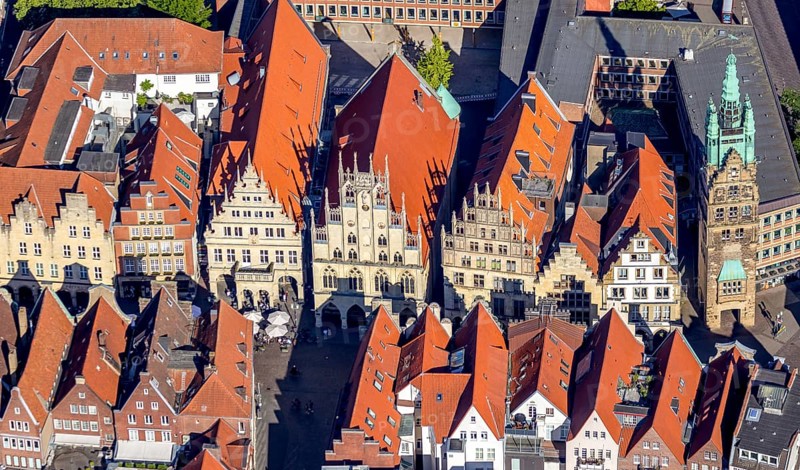 Aerial view, Prinzipalmarkt, historic town hall, Stadthausturm, overwater, Münster, Münsterland, North Rhine-Westphalia, Germany, old town, authority, DE, Europe, gabled houses, main market, Klartext-Verlag, aerial photograph, aerial photography, aerial photography, Münster from above, Münster book, town hall, sight, city administration, street, overview, administrative area, bird's eye view, birds-eyes view, historical, overview, red roofs
