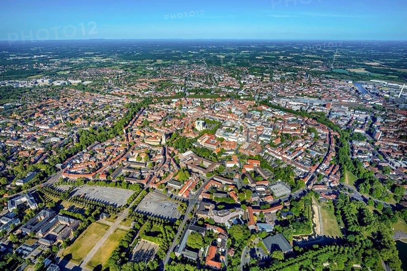 Aerial view, Old Town, Promenadenring, Cathedral St. Paul's Cathedral, Cathedral Square, Catholic Church of Our Lady above the Water, Catholic Church of St. Lambert, St. Martini Church, Münster Theatre, Münster, Münsterland, North Rhine-Westphalia, Germany, DE, Europe, Green Trees, Klartext-Verlag, aerial view, aerial photography, aerial photography, Münster from above, Münster Book, ring of green trees, sight, overview, bird's eye view, birds-eyes view, overview