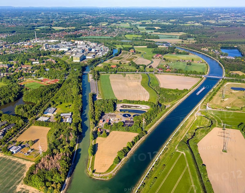 Aerial view, Canal Island Hiltrup, BASF Coatings plant site, Dortmund-Ems Canal, Dortmund-Ems Canal - Old Arm, Hiltrup sewage treatment plants, Münster, Münsterland, North Rhine-Westphalia, Germany, bridge, chemical plant, DE, Dortmund-Ems Canal bridge Westfalenstraße, railway bridge, Europe, distant view, river, commercial enterprises, commercial area, commercial park, commercial location, commercial use, Glasuritstraße, industrial plants, industrial area, industrial location, canal bridge Westfalenstraße, Klartext-Verlag, aerial view, aerial photography, aerial photography, Münster from above, Münster book, overview, bird's-eye view, birds-eyes view, overview