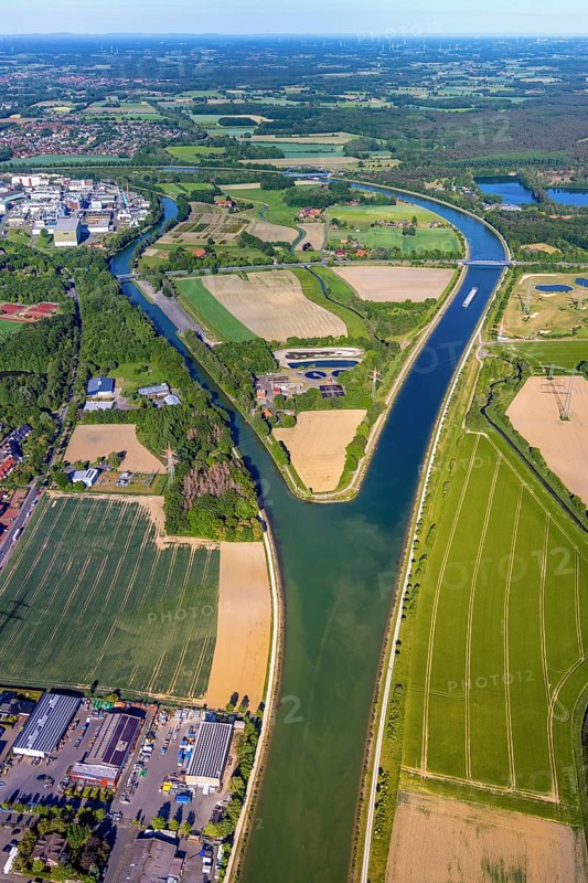 Aerial view, Canal Island Hiltrup, BASF Coatings plant site, Dortmund-Ems Canal, Dortmund-Ems Canal - Old Arm, Hiltrup sewage treatment plants, Münster, Münsterland, North Rhine-Westphalia, Germany, bridge, chemical plant, DE, Dortmund-Ems Canal bridge Westfalenstraße, railway bridge, Europe, distant view, river, commercial enterprises, commercial area, commercial park, commercial location, commercial use, Glasuritstraße, industrial plants, industrial area, industrial location, canal bridge Westfalenstraße, Klartext-Verlag, aerial view, aerial photography, aerial photography, Münster from above, Münster book, overview, bird's-eye view, birds-eyes view, overview