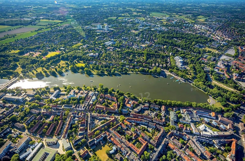 Aerial view, sailing boats on the Aasee, Aasee Park, Aaseeterrassen, Pluggendorf, Münster, Münsterland, North Rhine-Westphalia, Germany, DE, Dom, Europe, leisure, leisure activities, Klartext-Verlag, aerial photography, aerial photography, aerial photography, Münster from above, Münsterbuch, park, lake, sight, overview, bird's eye view, birds-eyes view, overview