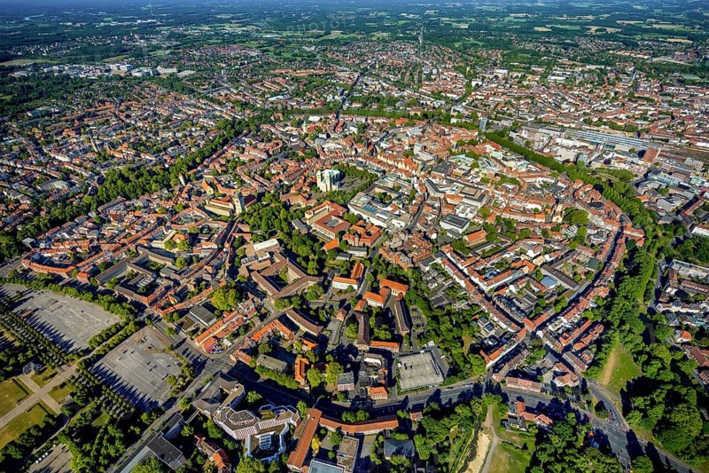 Aerial view, Old Town, Promenadenring, Cathedral St. Paul's Cathedral, Cathedral Square, Catholic Church of Our Lady above the Water, Catholic Church of St. Lambert, St. Martini Church, Münster Theatre, Münster, Münsterland, North Rhine-Westphalia, Germany, DE, Europe, Green Trees, Klartext-Verlag, aerial view, aerial photography, aerial photography, Münster from above, Münster Book, ring of green trees, sight, overview, bird's eye view, birds-eyes view, overview