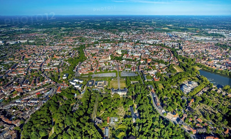 Aerial view, Old Town, Promenadenring, St Paul's Cathedral, Cathedral SquarePaulus-Dom, Domplatz, catholic Liebfrauen-Überwasserkirche, catholic St. Lamberti-Kirche, St. Martini-Kirche, theatre Münster, castle, Münster, Münsterland, North Rhine-Westphalia, Germany, DE, Europe, green trees, courtyard, Klartext-Verlag, aerial view, aerial photography, aerial photography, Münster from above, Münsterbuch, ring of green trees, castle grounds, castle garden, castle park, sight, overview, bird's eye view, bird's eye view, overview