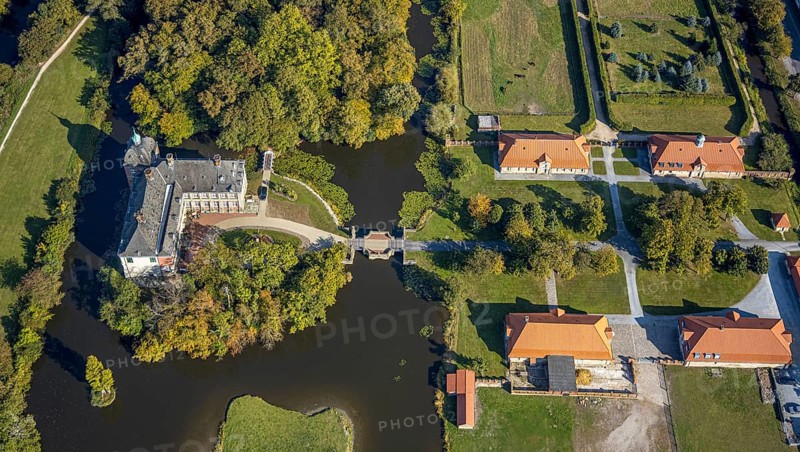 Aerial view, moated castle Hovestadt, baroque garden, Hovestadt, Lippetal, district of Soest, North Rhine-Westphalia, Germany, castle, DE, monument protection, Europe, moat, green area, green spaces, manor house, manor building, courtyard, district of Soest-Buch, KreisSoestBuch, Lipperenaissance, aerial view, aerial photography, aerial photography, park, park area, castle, castle park, overview, bird's-eye view, forest area, moated castle, moated moat, moated castle, birds-eyes view, overview