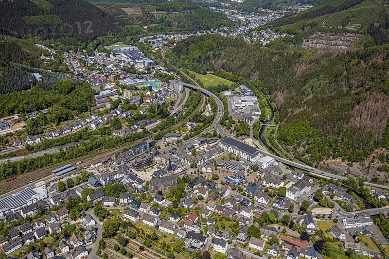 Aerial view, local view Altenhundem, St. Josefs-Hospital Lennestadt, city administration town hall Lennestadt, Lennestadt, Sauerland, North Rhine-Westphalia, Germany, authority, federal road B236, DE, Europe, health care, hospital, clinic, clinic centre, hospital, roundabout, Lucas'scher Bogen, aerial view, aerial photography, aerial photography, medical facility, medical assistance, emergency service, town hall, overview, bird's eye view, birds-eyes view, overview, medical care