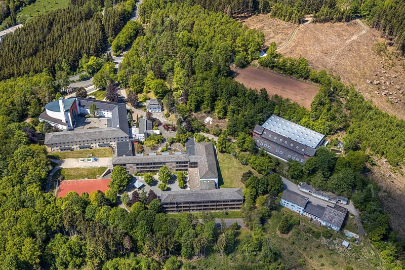 Aerial photo, Private Gymnasium Maria Königin, Jugendhof Pallotti Lennestadt, Mission House, Altenhundem, Lennestadt, Sauerland, North Rhine-Westphalia, Germany, education, educational institution, DE, Europe, grammar school, teaching institute, aerial photo, aerial photography, aerial photography, school, overview, bird's eye view, forest area, birds-eyes view, overview