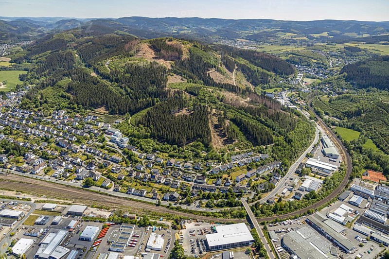 Aerial view, commercial area and residential area Altenhundem, Lennestadt, Sauerland, North Rhine-Westphalia, Germany, DE, Europe, distant view, commercial enterprises, commercial area, commercial area, commercial location, commercial use, property tax, hilly landscape, real estate, aerial photograph, aerial photography, aerial photography, overview, bird's eye view, forest area, forest damage, forest dieback, residential area, housing and living, residential area, residential buildings, housing estate, birds-eyes view, overview