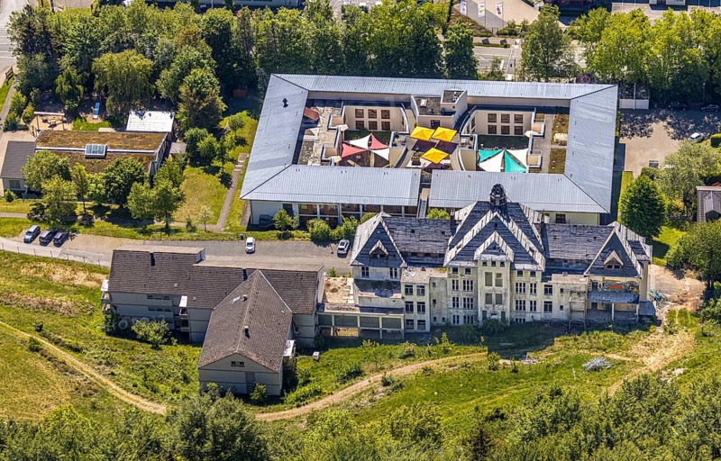 Aerial view, Caritas retirement home and nursing home St. Franziskus-Haus, Lennestadt, Sauerland, North Rhine-Westphalia, Germany, demolition, retirement home, old people's home, care and nursing, Bielefelder Straße, DE, Europe, aerial view, aerial photography, aerial photography, care facility, retirement home, retirement residence, retirement home, senior centre, overview, bird's eye view, birds-eyes view, overview, dilapidated, destroyed building