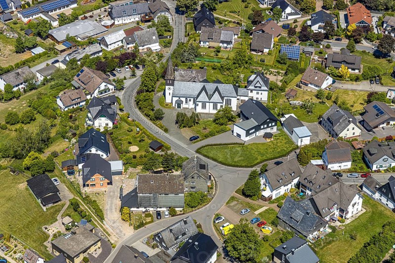 Aerial view, Church of St. Peter and Paul, Halberbracht town centre, Lennestadt, Sauerland, North Rhine-Westphalia, Germany, place of worship, DE, Europe, religious community, place of worship, church, parish, denomination, aerial photograph, aerial photography, aerial photography, overview, bird's-eye view, overview