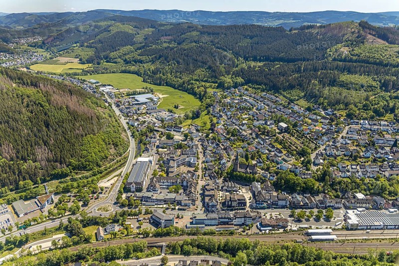 Aerial view, town hall Lennestadt, HIT Handelsgruppe GmbH, Thomas-Morus-Platz, Altenhundem, Lennestadt, Sauerland, North Rhine-Westphalia, Germany, authority, DE, shopping square, shopping centre, Europe, distant view, aerial view, aerial photography, aerial photography, local supply centre, town hall, town administration, supermarket, overview, bird's-eye view, birds-eyes view, overview