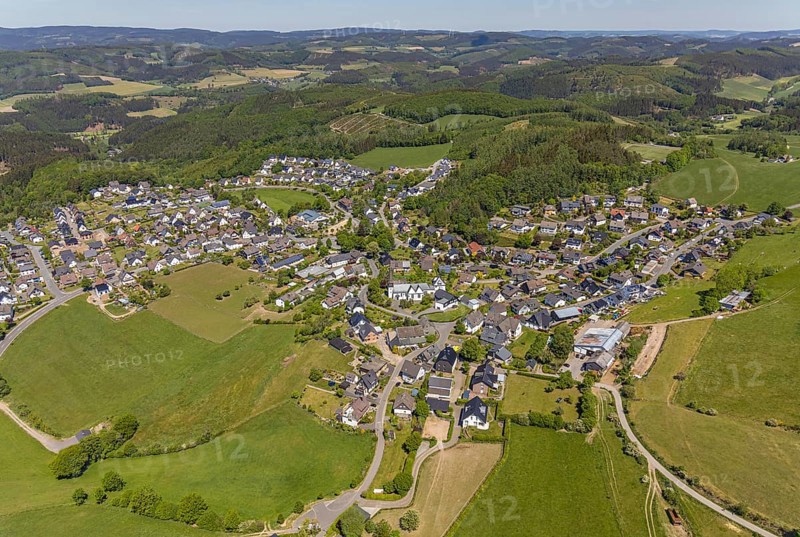 Aerial view, aerial view Halberbracht, Lennestadt, Sauerland, North Rhine-Westphalia, Germany, DE, Europe, property tax, real estate, aerial view, aerial photography, aerial photography, overview, bird's-eye view, housing estate, living and living, residential area, residential buildings, quality of living, housing estate, birds-eyes view, overview