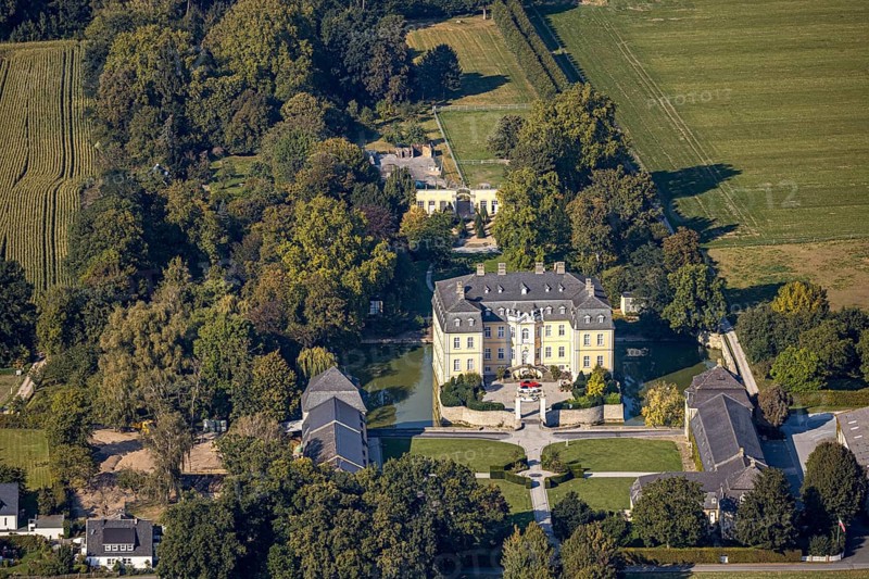 Aerial view, Schloss Schwarzenraben, Bökenförde, Lippstadt, Kreis Soest, North Rhine-Westphalia, Germany, baroque castle, DE, Europe, moat, green trees, manor house, manor building, courtyard, Kreis-Soest-Buch, KreisSoestBuch, aerial photograph, aerial photography, aerial photography, park, park facilities, castle, castle park, Schwarzenraben, overview, bird's eye view, moated castle, moated castle, moated castle, bird's eye view, overview