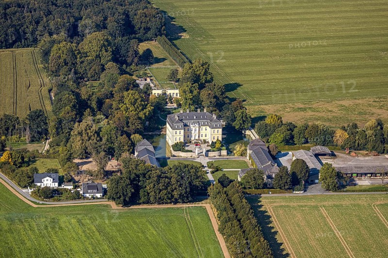 Aerial view, Schloss Schwarzenraben, Bökenförde, Lippstadt, Kreis Soest, North Rhine-Westphalia, Germany, baroque castle, DE, Europe, moat, green trees, manor house, manor building, courtyard, Kreis-Soest-Buch, KreisSoestBuch, aerial photograph, aerial photography, aerial photography, park, park facilities, castle, castle park, Schwarzenraben, overview, bird's eye view, moated castle, moated castle, moated castle, bird's eye view, overview