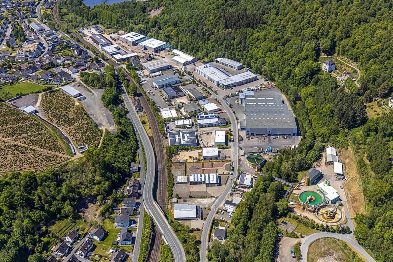 Aerial view, industrial estate Christinenhütte, Zur Christinenhütte, Meggen, Lennestadt, Sauerland, North Rhine-Westphalia, Germany, railway tracks, DE, Europe, HEINRICHS GmbH metal processing company, aerial view, aerial photography, aerial photography, Meggener Straße, overview, bird's eye view, birds-eyes view, overview