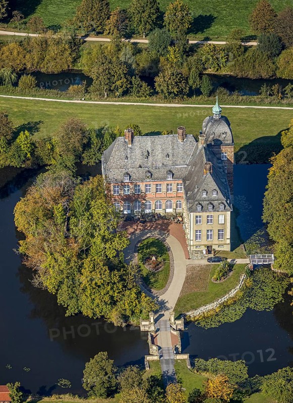 Aerial view, moated castle Hovestadt, baroque garden, Hovestadt, Lippetal, district Soest, North Rhine-Westphalia, Germany, castle, DE, monument protection, Europe, moat, green area, green spaces, manor house, manor building, courtyard, district Soest-Buch, district Soest-Buch, aerial photograph, aerial photography, aerial photography, park, park area, castle, castle park, overview, bird's-eye view, moated castle, moat, moated castle, birds-eyes view, overview