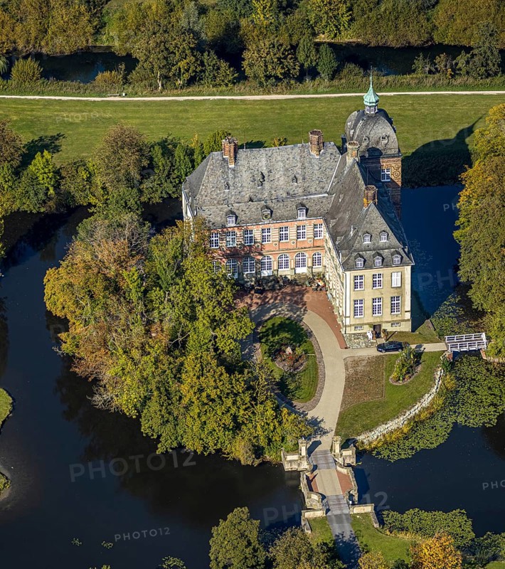 Aerial view, moated castle Hovestadt, baroque garden, Hovestadt, Lippetal, district Soest, North Rhine-Westphalia, Germany, castle, DE, monument protection, Europe, moat, green area, green spaces, manor house, manor building, courtyard, district Soest-Buch, district Soest-Buch, aerial photograph, aerial photography, aerial photography, park, park area, castle, castle park, overview, bird's-eye view, moated castle, moat, moated castle, birds-eyes view, overview