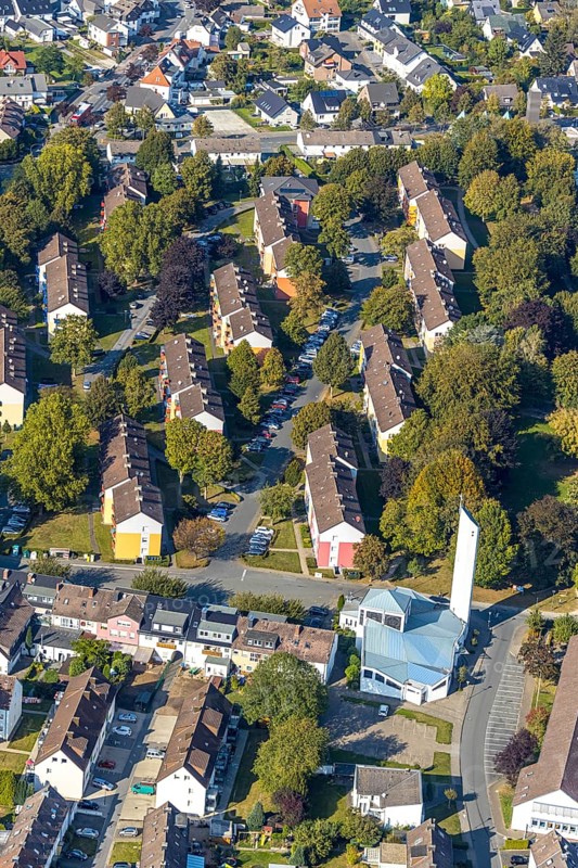 Aerial view, Kopernikusweg terraced housing estate, Leibnizstraße, Catholic Church St. Pius, Lippstadt, district of Soest, North Rhine-Westphalia, Germany, place of worship, DE, Europe, religious community, place of worship, property tax, green trees, holy place, real estate, church, parish, denomination, district of Soest-Buch, district of Soest-Buch, Liebigstraße, aerial photograph, aerial photography, aerial photography, apartment buildings, apartment blocks, terraced houses, religion, religious site, overview, bird's-eye view, housing estate, housing and living, residential area, residential buildings, housing quality, residential neighbourhood, housing estate, birds-eyes view, overview
