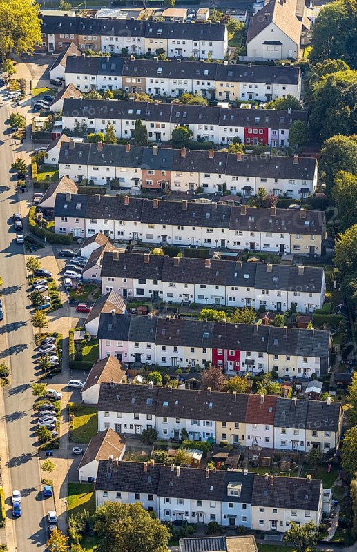 Aerial view, terraced housing estate Mercklinghausstraße, Lippstadt, Kreis Soest, North Rhine-Westphalia, Germany, DE, Europe, property tax, real estate, Kreis-Soest-Buch, KreisSoestBuch, aerial view, aerial photography, aerial photography, multi-family houses, apartment buildings, terraced houses, overview, bird's-eye view, housing estate, living and living, residential area, residential buildings, quality of living, residential neighbourhood, housing estate, birds-eyes view, overview