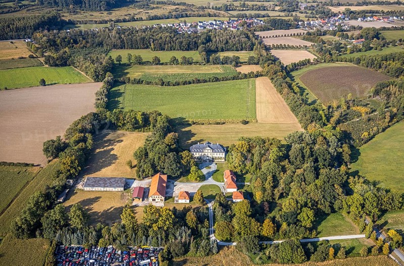 Aerial view, Schloss Herringhausen, Herringhausen, Lippstadt, Kreis Soest, North Rhine-Westphalia, Germany, baroque castle, DE, Europe, moat, manor house, manor building, courtyard, Kreis-Soest-Buch, KreisSoestBuch, aerial photograph, aerial photography, aerial photography, park, park complex, manor house, castle, castle complex, Schorlemerallee, overview, bird's eye view, moat, moated castle, bird's eye view, historical sight, overview