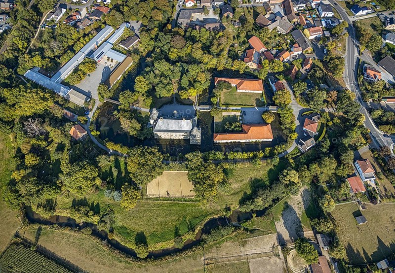 Aerial view, Gymnasium Schloss Overhagen, Overhagen, Lippstadt, Kreis Soest, North Rhine-Westphalia, Germany, education, educational institution, DE, monument protection, Europe, GSO, Gräfte, Gymnasium, courtyard, Kreis-Soest-Buch, KreisSoestBuch, teaching institute, Lipperenaissance, aerial view, aerial photography, aerial photography, park, park grounds, castle, castle grounds, castle garden, castle moat, school, overview, bird's-eye view, moat, moated castle, birds-eyes view, overview