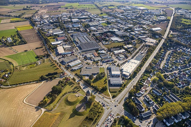 Aerial view, industrial estate Am Wasserturm, Bökenförder Straße, Lippstadt, district of Soest, North Rhine-Westphalia, Germany, Berliner Straße, federal road B55, Columna infinita, DE, monument protection, Europe, commercial enterprises, commercial area, industrial estate, commercial park, commercial location, commercial use, industrial monument, industrial area, industrial building, industrial site, Kreis-Soest-Buch, KreisSoestBuch, art object, aerial photograph, aerial photography, aerial photography, sight, overview, bird's-eye view, landmark, water tower Lippstadt, birds-eyes view, overview
