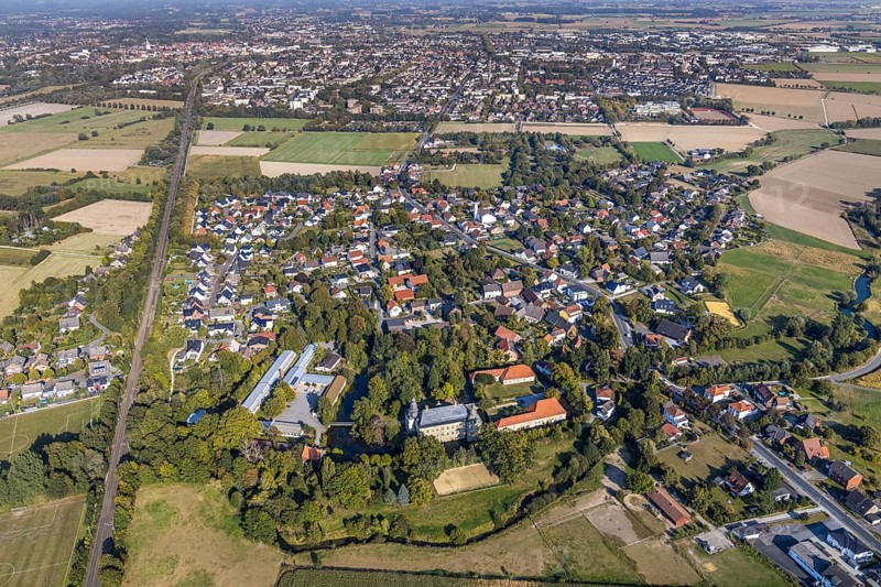 Aerial view, Gymnasium Schloss Overhagen, local view Overhagen, Lippstadt, Kreis Soest, North Rhine-Westphalia, Germany, education, educational institution, DE, monument protection, Europe, GSO, Gräfte, Gymnasium, courtyard, Kreis-Soest-Buch, KreisSoestBuch, educational institute, Lipperenaissance, aerial view, aerial photography, aerial photography, local view, park, park grounds, castle, castle grounds, castle garden, castle moat, school, townscape, urban area, overview, bird's-eye view, moat, moated castle, birds-eyes view, overview