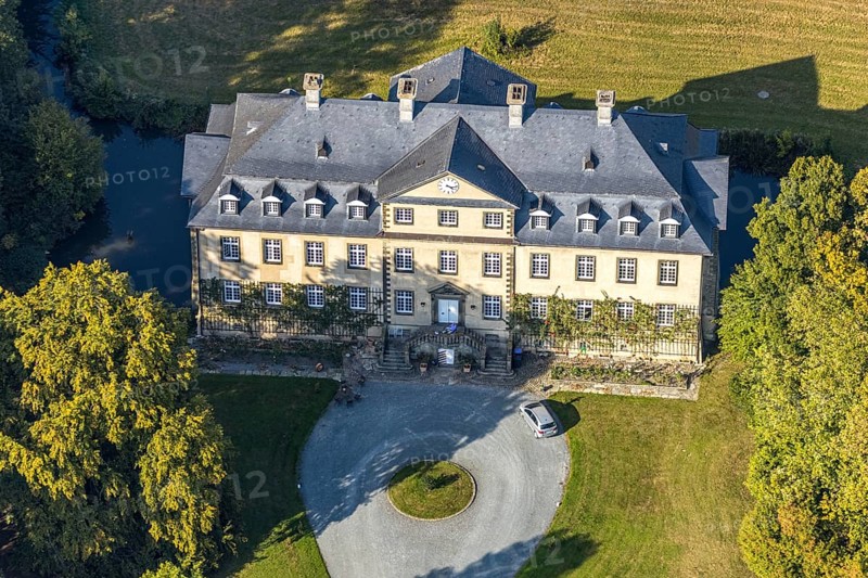 Aerial view, Schloss Herringhausen, Herringhausen, Lippstadt, Kreis Soest, North Rhine-Westphalia, Germany, baroque castle, DE, Europe, moat, manor house, manor building, courtyard, Kreis-Soest-Buch, KreisSoestBuch, aerial photograph, aerial photography, aerial photography, park, park complex, manor house, castle, castle complex, Schorlemerallee, overview, bird's eye view, moat, moated castle, bird's eye view, historical sight, overview
