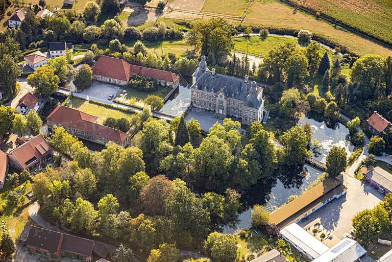 Aerial view, Gymnasium Schloss Overhagen, Overhagen, Lippstadt, Kreis Soest, North Rhine-Westphalia, Germany, education, educational institution, DE, monument protection, Europe, GSO, Gräfte, Gymnasium, courtyard, Kreis-Soest-Buch, KreisSoestBuch, teaching institute, Lipperenaissance, aerial view, aerial photography, aerial photography, park, park grounds, castle, castle grounds, castle garden, castle moat, school, overview, bird's-eye view, moat, moated castle, birds-eyes view, overview