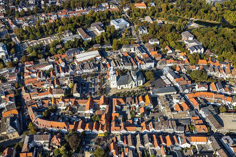 Aerial view, Old Town, evang. Große Marienkirche, Rathausstraße, Rathaus, Rathausplatz, Lippstadt, Kreis Soest, North Rhine-Westphalia, Germany, place of worship, education, educational institution, city, DE, Europe, gastronomy, religious community, place of worship, primary school, primary tax, Hanse-Kolleg, holy place, hotel, hotel facilities, hotel business, real estate, city centre, church, parish, denomination, Kreis-Soest-Buch, KreisSoestBuch, educational institute, aerial view, aerial photography, aerial photography, Nikolaischule, Quality Hotel Lippstadt, religion, religious site, school, sight, city view, city centre, overview, bird's eye view, residential area, residential area, residential buildings, residential quality, residential quarter, housing estate, birds-eyes view, historic town hall, overview