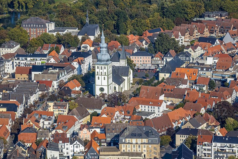 Aerial view, Old Town, evang. Große Marienkirche, Rathausstraße, Rathaus, Lippstadt, Kreis Soest, North Rhine-Westphalia, Germany, place of worship, City, DE, Europe, religious community, place of worship, property tax, holy place, real estate, city centre, church, parish, denomination, Kreis-Soest-Buch, KreisSoestBuch, aerial view, aerial photography, aerial photography, religion, religious site, city view, city centre, overview, bird's-eye view, residential area, living and life, residential area, residential buildings, quality of life, residential area, housing estate, birds-eyes view, historic town hall, overview