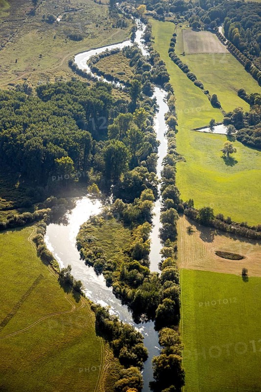Aerial view, River Lippe, Lippeauen-West, Hagedornsweg, Hellinghausen, Lippstadt, Soest district, North Rhine-Westphalia, Germany, DE, Europe, Soest-Buch district, Soest-Buch district, cultural landscape, aerial view, aerial photography, aerial photography, nature reserve, serpentine shape, overview, riparian forestation, riparian vegetation, bird's eye view, hiking area, meadows and fields, bird's eye view, overview