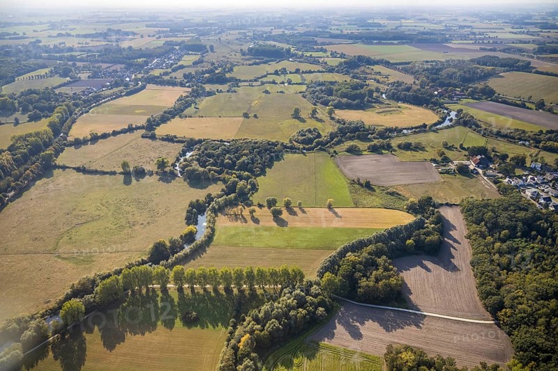 Aerial view, River Lippe, Lippeauen-West, Hagedornsweg, Hellinghausen, Lippstadt, Soest district, North Rhine-Westphalia, Germany, DE, Europe, Soest-Buch district, Soest-Buch district, cultural landscape, aerial view, aerial photography, aerial photography, nature reserve, serpentine shape, overview, riparian forestation, riparian vegetation, bird's eye view, hiking area, meadows and fields, bird's eye view, overview