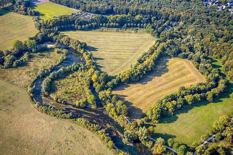 Aerial view, river Lippe, Lippeauen-West, Hagedornsweg, Lippstadt, district Soest, North Rhine-Westphalia, Germany, DE, Europe, green trees, district Soest-Buch, district Soest-Buch, cultural landscape, aerial photograph, aerial photography, aerial photography, nature reserve, serpentine shape, overview, riparian forestation, riparian vegetation, bird's eye view, hiking area, meadows and fields, birds-eyes view, overview