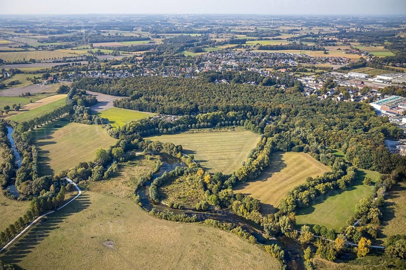 Aerial view, river Lippe, Lippeauen-West, Hagedornsweg, Lippstadt, district Soest, North Rhine-Westphalia, Germany, DE, Europe, green trees, district Soest-Buch, district Soest-Buch, cultural landscape, aerial photograph, aerial photography, aerial photography, nature reserve, serpentine shape, overview, riparian forestation, riparian vegetation, bird's eye view, hiking area, meadows and fields, birds-eyes view, overview