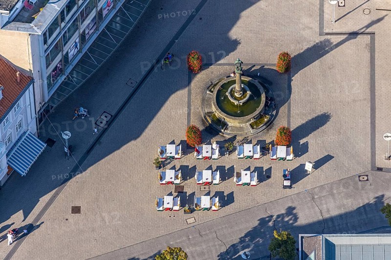 Aerial view, Bernhardbrunnen with memorial, Lippstadt, Kreis Soest, North Rhine-Westphalia, Germany, distance rule, Am Bernhardbrunnen, fountain, Corona measures, Corona virus, DE, Europe, hygiene measures, Kreis-Soest-Buch, KreisSoestBuch, Lange Straße, aerial view, aerial photography, aerial photography, sight, benches, seating, overview, bird's-eye view, overview