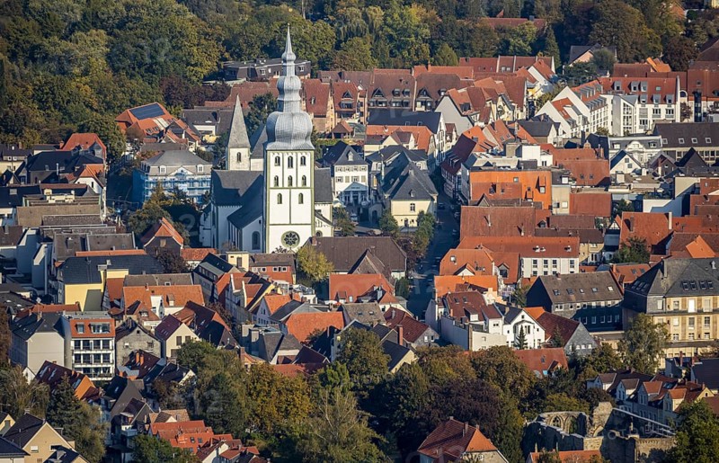 Aerial view, Old Town, evang. Große Marienkirche, Rathausstraße, Lippstadt, district of Soest, North Rhine-Westphalia, Germany, place of worship, city, DE, Europe, religious community, place of worship, property tax, holy site, real estate, city centre, church, parish, denomination, district of Soest-Buch, KreisSoestBuch, aerial view, aerial photography, aerial photography, religion, religious site, city view, city centre, overview, bird's-eye view, residential complex, living and life, residential area, residential buildings, residential quality, residential quarter, housing estate, birds-eyes view, overview