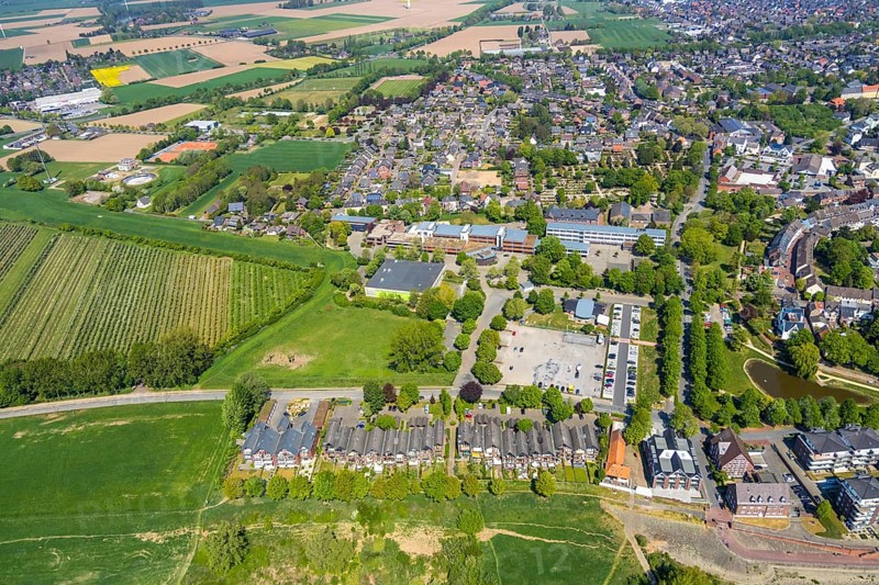 Aerial view, view of Rees, terraced houses on the banks of the Rhine, Aspel grammar school, Rees secondary school, Rees, Lower Rhine, North Rhine-Westphalia, Germany, DE, Europe, property tax, real estate, aerial view, aerial photography, aerial photography, multi-family houses, terraced houses, overview, bird's eye view, meadows and fields, housing estate, housing and living, residential area, residential houses, housing estate, bird's eye view, overview