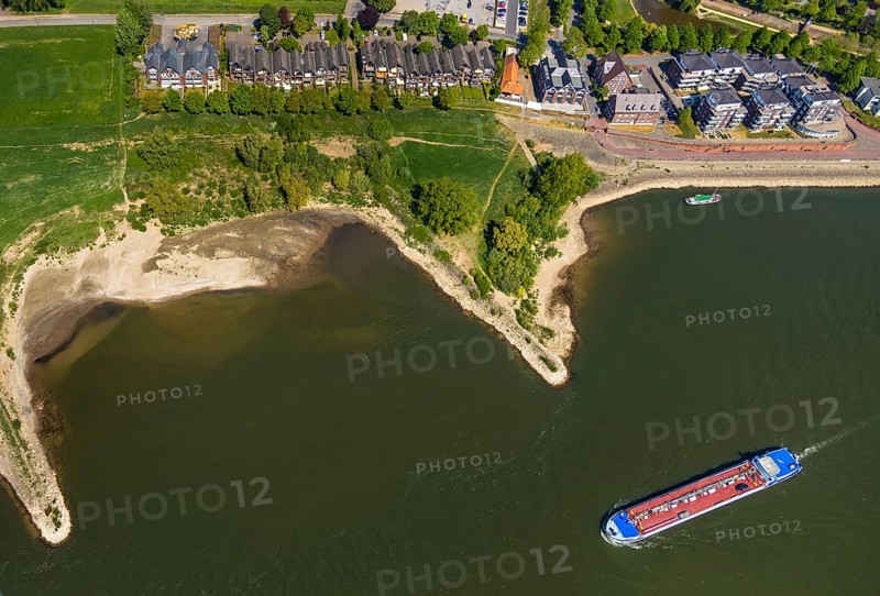 Aerial view, river Rhine, Rhine bank, residential buildings Wardstraße, Rees, Lower Rhine, North Rhine-Westphalia, Germany, DE, Europe, river, property tax, real estate, cargo ships, aerial view, aerial photography, aerial photography, shipping, overview, river bank area, bird's eye view, residential complex, residential area, residential buildings, quality of life, birds-eyes view, overview