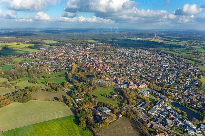 Aerial view, town view, town hall Schermbeck, Weseler Straße, Schermbeck, Ruhr area, North Rhine-Westphalia, Germany, old town, place of worship, authority, DE, Europe, distant view, religious community, place of worship, property tax, holy place, real estate, church, parish, denomination, aerial view, aerial photography, aerial photography, town hall, religion, religious site, townscape, city area, city administration, city centre, overview, bird's-eye view, residential area, living and life, residential area, residential buildings, quality of life, residential area, housing estate, birds-eyes view, former Reformed Church, evang. Georgskirche Schermbeck, catholic St. Ludgerus church, overview