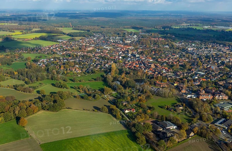 Aerial view, town view, town hall Schermbeck, Weseler Straße, Schermbeck, Ruhr area, North Rhine-Westphalia, Germany, old town, place of worship, authority, DE, Europe, distant view, religious community, place of worship, property tax, holy place, real estate, church, parish, denomination, aerial view, aerial photography, aerial photography, town hall, religion, religious site, townscape, city area, city administration, city centre, overview, bird's-eye view, residential area, living and life, residential area, residential buildings, quality of life, residential area, housing estate, birds-eyes view, former Reformed Church, evang. Georgskirche Schermbeck, catholic St. Ludgerus church, overview