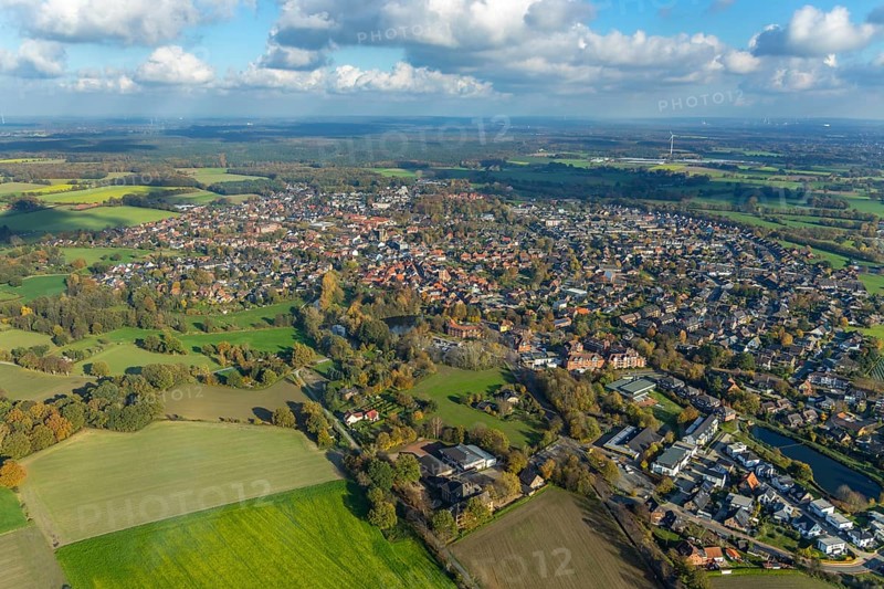 Aerial view, town view, town hall Schermbeck, Weseler Straße, Schermbeck, Ruhr area, North Rhine-Westphalia, Germany, old town, place of worship, authority, DE, Europe, distant view, religious community, place of worship, property tax, holy place, real estate, church, parish, denomination, aerial view, aerial photography, aerial photography, town hall, religion, religious site, townscape, city area, city administration, city centre, overview, bird's-eye view, residential area, living and life, residential area, residential buildings, quality of life, residential area, housing estate, birds-eyes view, former Reformed Church, evang. Georgskirche Schermbeck, catholic St. Ludgerus church, overview