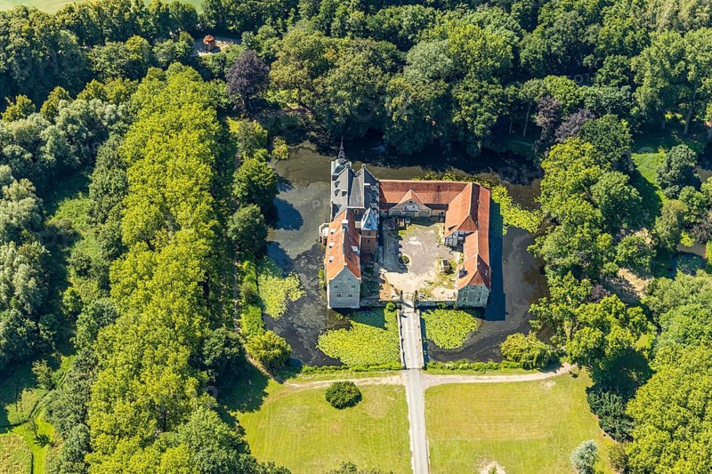 Aerial view, Schloss Senden, moated castle, Senden, Münsterland, North Rhine-Westphalia, Germany, castle, castle complex, DE, Europe, river Stever, moat, manor house, manor house, manor building, courtyard, aerial photograph, aerial photography, aerial photography, castle, overview, defence system, bird's-eye view, forest area, moated castle, moat, birds-eyes view, overview