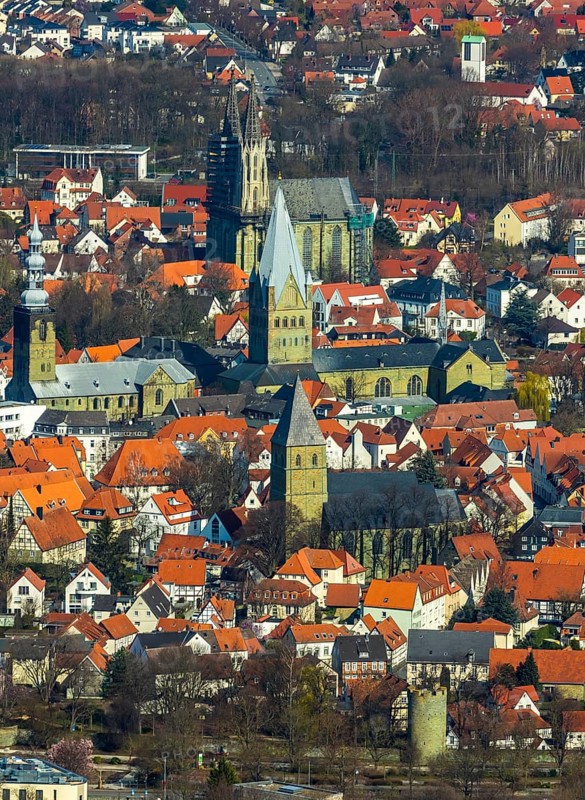 Aerial view, city centre view, old town, protestant church Sankt Maria zur Wiese, St. Petri Alde Kerke, St. Patrokli-Dom, Sankt Pauli Kirche, St. Albertus-Magnus-Kirche, Soest, Soester Börde, North Rhine-Westphalia, Germany, place of worship, City, DE, Domplatz, Europe, religious community, place of worship, property tax, real estate, church, parish, denomination, aerial view, aerial photography, aerial photography, Paulistraße, Petrikirchhof, religion, overview, bird's-eye view, Wiesenstraße, living and life, residential area, residential buildings, birds-eyes view, overview, red roofs, red house roofs