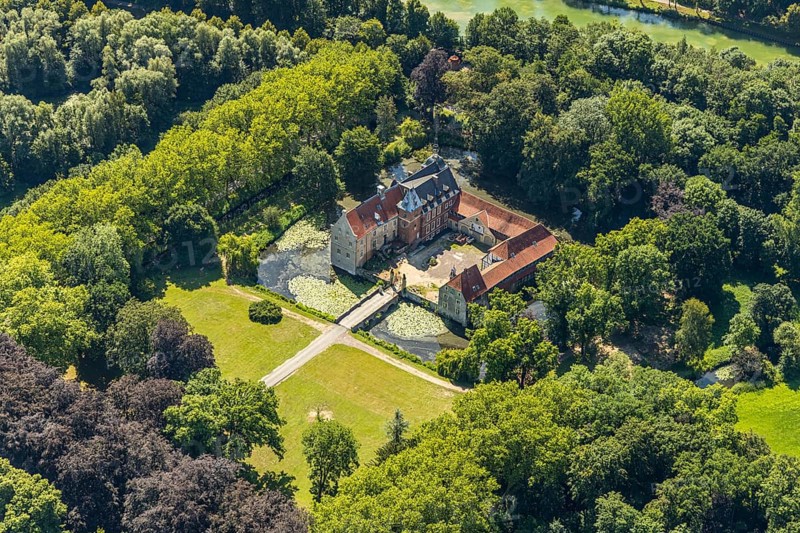 Aerial view, Schloss Senden, moated castle, Senden, Münsterland, North Rhine-Westphalia, Germany, castle, castle complex, DE, Europe, river Stever, moat, manor house, manor house, manor building, courtyard, aerial photograph, aerial photography, aerial photography, castle, overview, defence system, bird's-eye view, forest area, moated castle, moat, birds-eyes view, overview